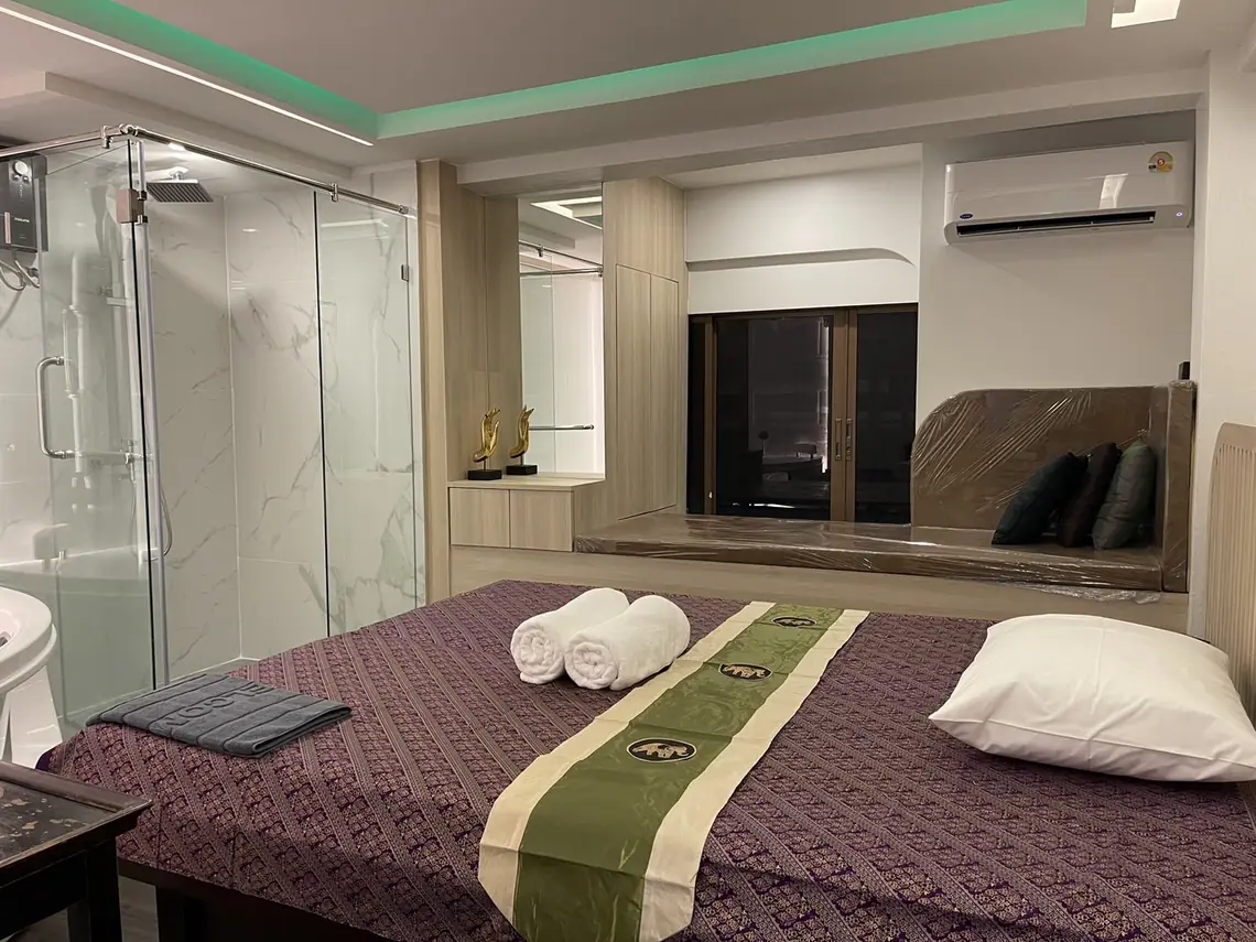 Back Spa & Massage: treatment room