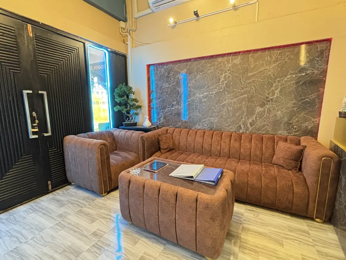Full Moon: lounge