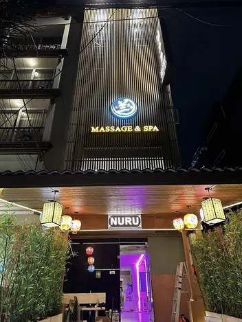 Glamor Nuru Massage Bangkok: building with the venue signs at night