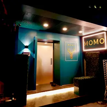 Momo Massage Thonglor: entrance with the neon sign