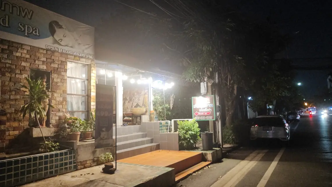 Phoenix Spa: entrance at night