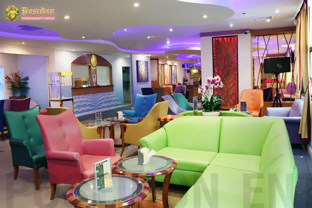 Poseidon Entertainment Complex: lounge with a green sofa and colourful chairs