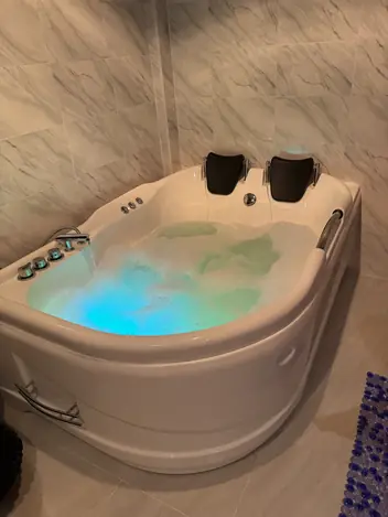Snow White Massage: jacuzzi tub with blue light