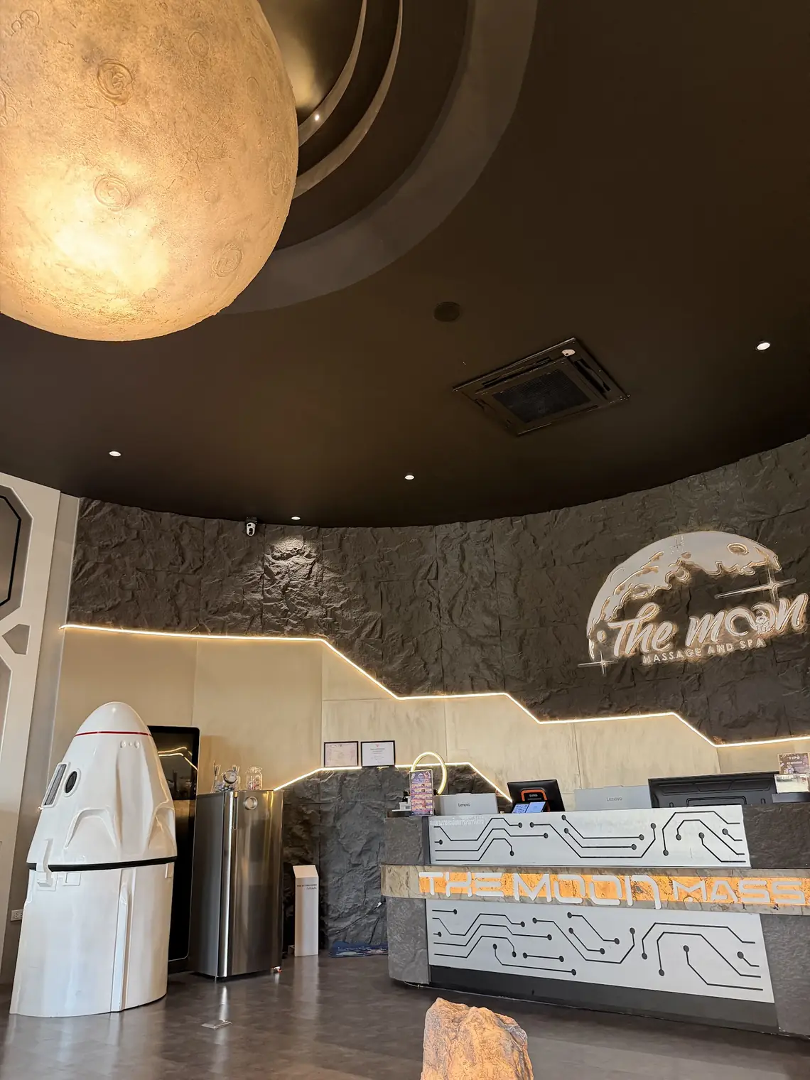 The Moon Massage and Spa: reception with the moon lamp