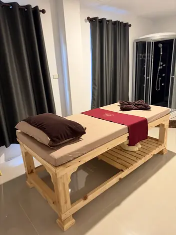The Queen Massage: main photo on Google Maps