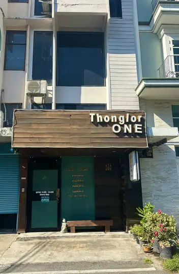 Thonglor ONE Massage: shopfront and sign